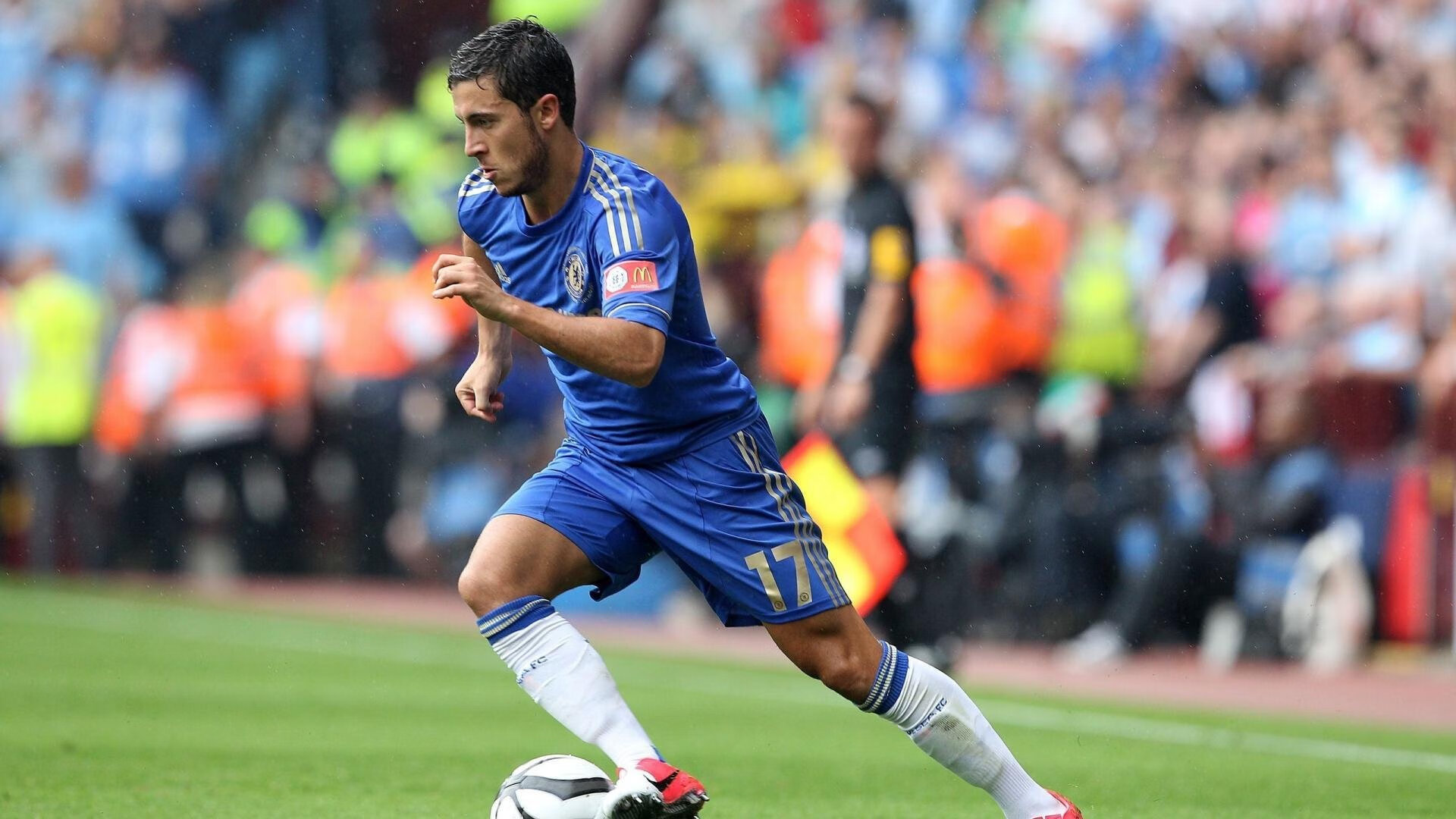 城市推出赛事周边美食街区为观众提供多样化选择,周围美食街